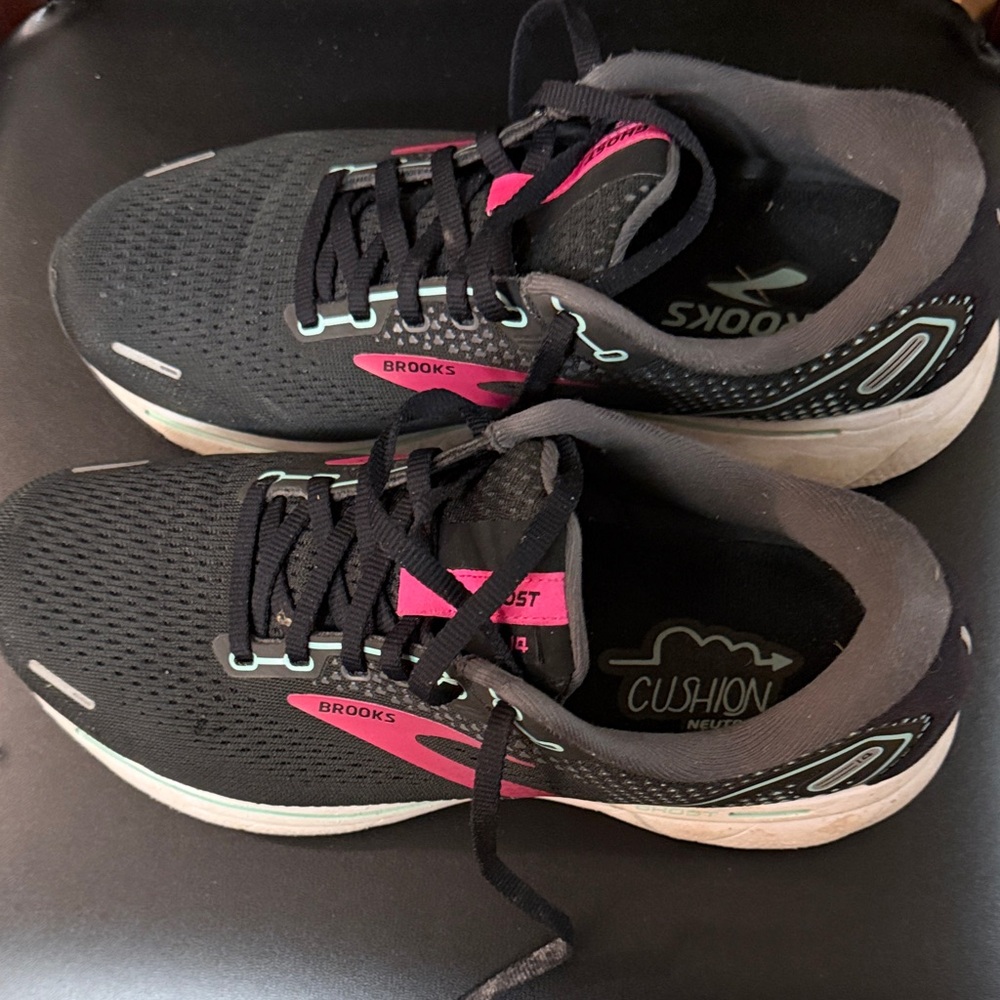 Brooks Women's Black and Pink Sneakers